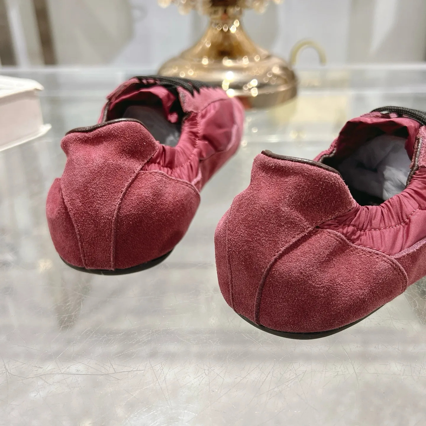 👟👟Ex-factory price 520👟👟Men's size +10 Couple style🎆Prada's new moral training shoes. The upper is suede with texture, and the inner sheepskin is wrapped. It is soft and waxy🎆The insole is thickened with lambskin. It is extremely comfortable to step on, has a sense of support, and feels well wrapped. The shoe shape is full of wrapping, light and easy to wear. A practical casual shoe that makes your legs appear taller! White is clean and refreshing, needed all year round, and can be easily worn with skirts and pants. Upper: imported suede/original molded fabric. Lining: sheepskin. Outsole: rubber outsole! Code number: 35-41 Color: burgundy blue brown green dark green yellow black red gray 9 colors available